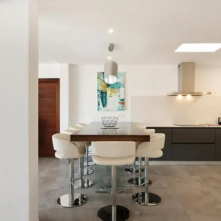 Vila Causel - Luxury With Hot Tub Puerto del Carmen (Lanzarote)
