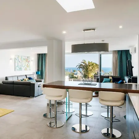 Causel - Luxury With Hot Tub Puerto del Carmen (Lanzarote)